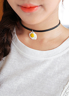 目玉焼きモチーフチョーカー