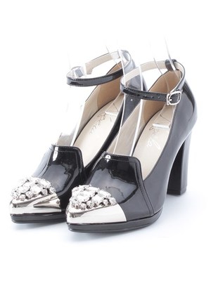 トゥビジューパンプス