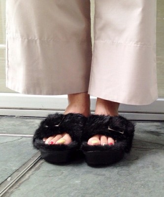 厚底ファーサンダル