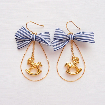 ブルーボーダーリボン木馬・ピアス/イヤリング