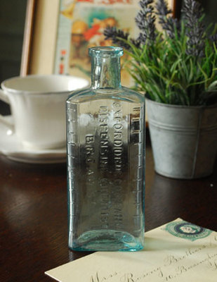 ガラスのアンティーク ボトル