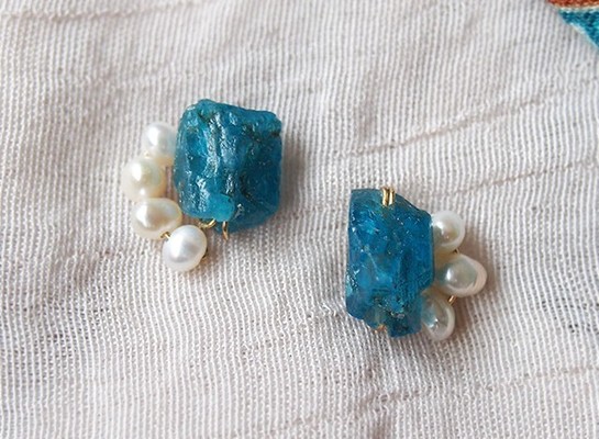  アパタイトとパールのピアス