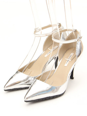 パテントレザーストラップパンプス