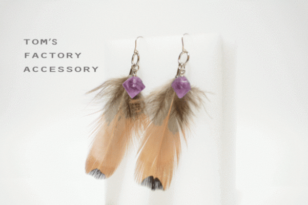 羽根と石の耳飾り