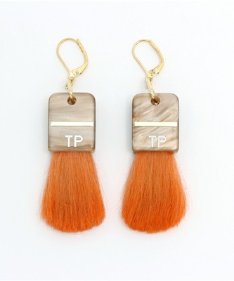 アクリルチークブラシ ピアス