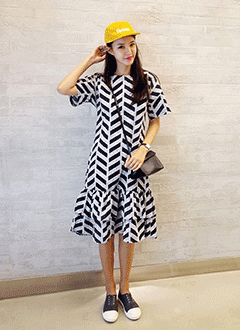 幾何学プリントローウエストフリルワンピース