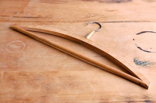 スウェーデンで見つけた古い木製ハンガー