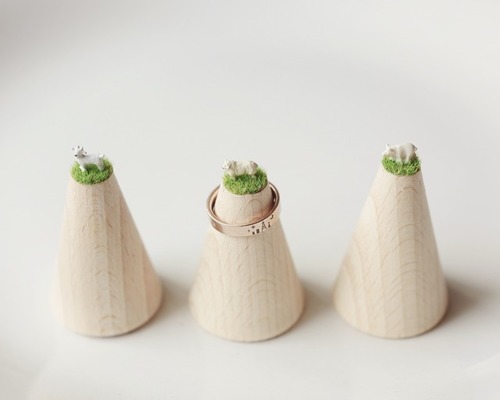 木と芝と生き物のリングスタンド