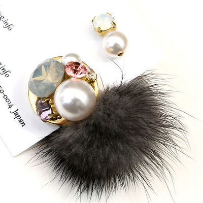 ビジュー×ファーキャッチピアス　グレー