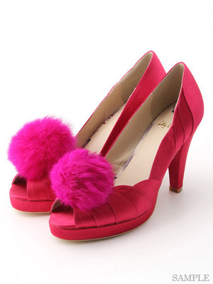 Lily Brown (リリーブラウン)  ポンポン付サテンパンプス