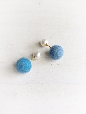 フェルトボールキャッチのパールピアス 紺碧の空