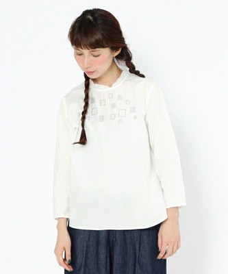 モチーフ刺繍ハイネックブラウス