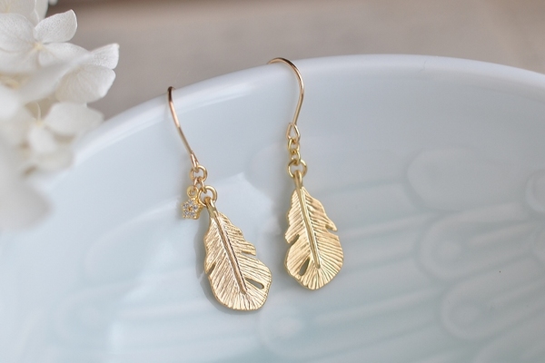 羽モチーフのピアス