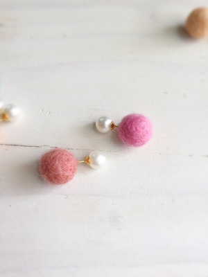 フェルトボールキャッチのパールピアス もも