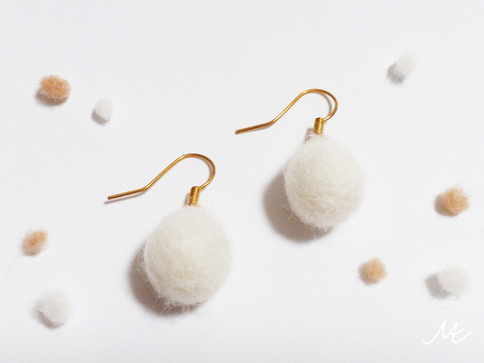 大人かわいい羊毛ピアス《しろ》