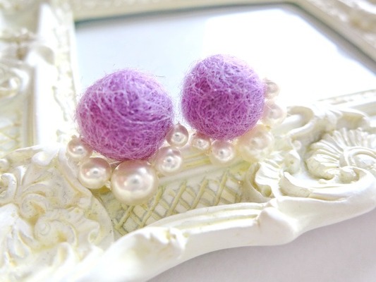 フェルトボールとパールのピアス