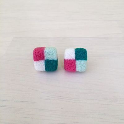 羊毛フェルトクアトロキューブピアス