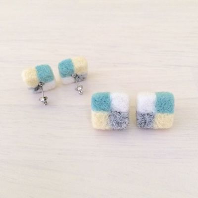 羊毛フェルト クアトロキューブピアス PG
