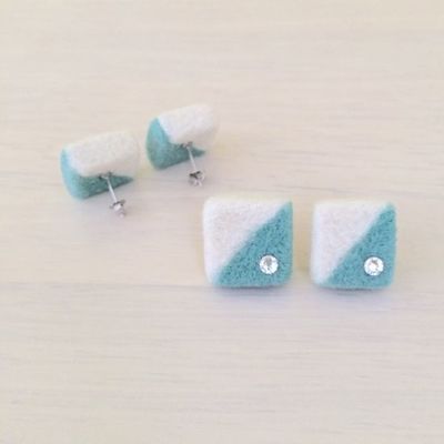 羊毛フェルト スクエアピアス　PG/W