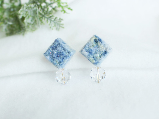 シャーベットピアス ネイビーブルー 羊毛Dropシリーズ