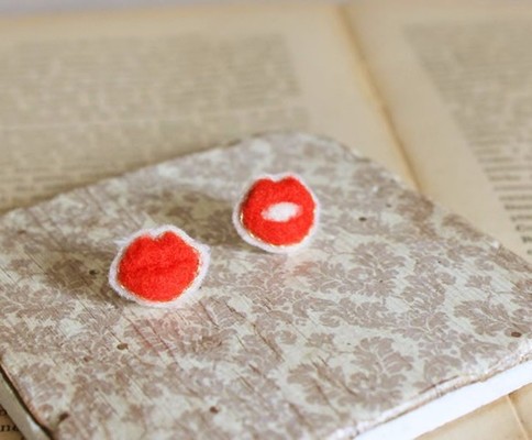 kiss me【羊毛刺繍ピアス】