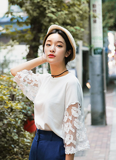 フラワーモチーフシースルーレーススリーブTシャツ