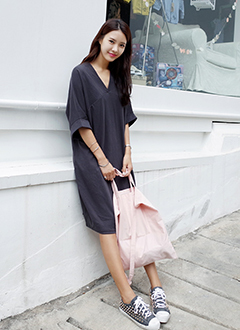 Vネックルーズフィット膝丈ワンピース