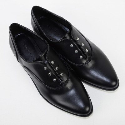 レースレススタッズローファー