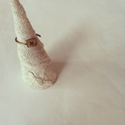 シンプルイニシャルリング（H) [r-448]