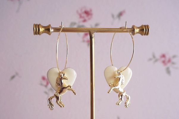 ハート×ユニコーンフープピアス(アイボリー)