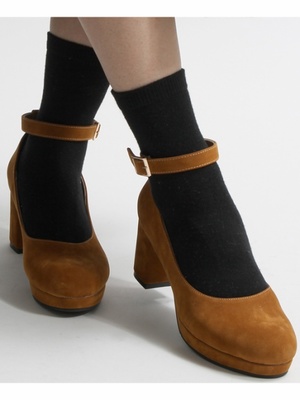 ストラップパンプス