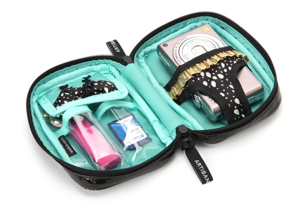 ランジェリーがひそむミニポーチ