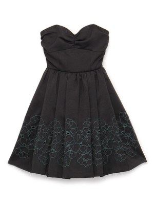 カットワーク刺繍入りドレス