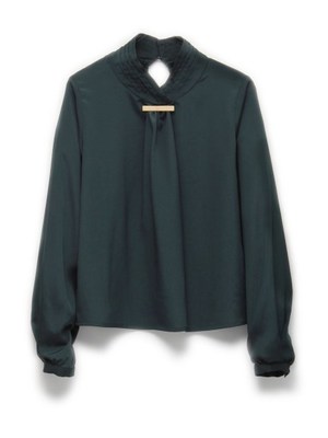 タックブラウス