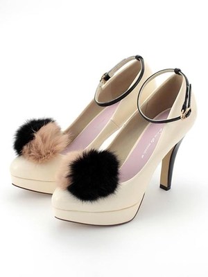 ポンポンストラップ付きパンプス