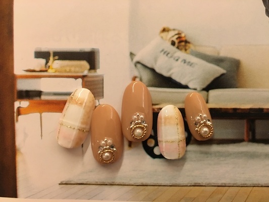 モカベージュのガーリーなブランケットネイル