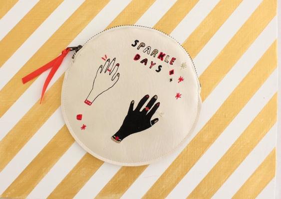 Circle pouch/Hand-white-B