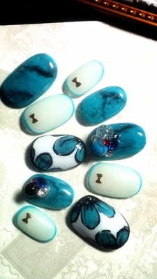 ｼｮｰﾄｵｰﾊﾞﾙ♪ﾀｰｺｲｽﾞ×くり抜きフラワー♪天然石ネイル