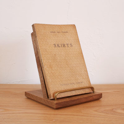 ブックスタンド 「お気に入りを飾る」