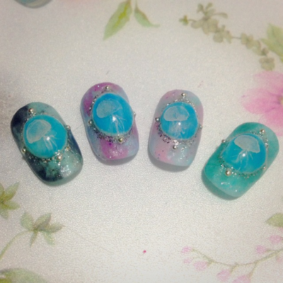 海月のブローチネイル