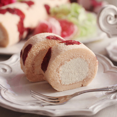お花のスイーツ「花咲くローズロール」