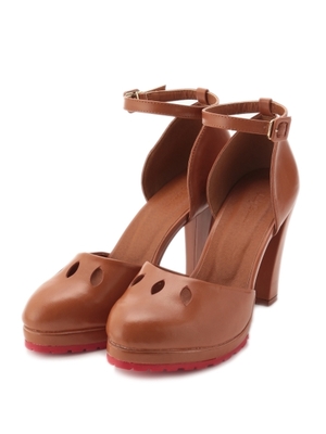 カットワークストラップパンプス