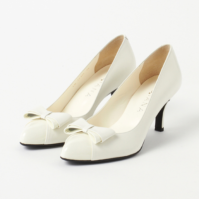 リボンつきパンプス