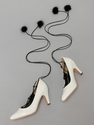 エナメルレースアップパンプス