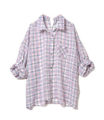 後ろスリットが女らしいオーバーサイズシフォンチェックシャツ