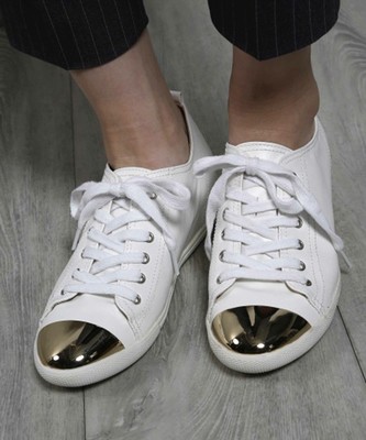 フロントゴールドスニーカー