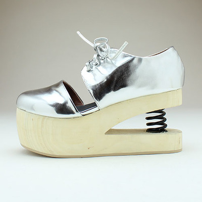 バネヒールウッドソールシューズ