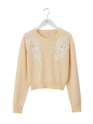 カットワーク刺繍ニット