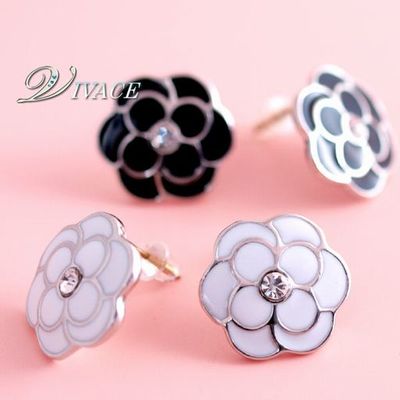 やっぱりカワイイ！カメリアピアス(ホワイト)