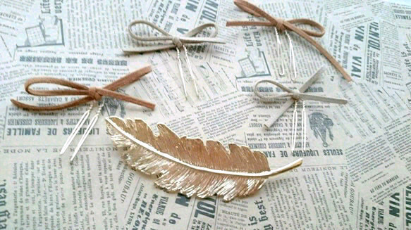 スエードのリボンと羽根のヘアアクセサリー